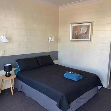 Central Point Motel Маунт-Айза Экстерьер фото